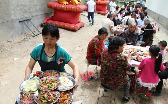 儿子结婚准备了几十桌菜,没有一人来参加,女方