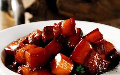 怎么把肉做成红烧肉 t01a9627fa00c57d4bf.jpg