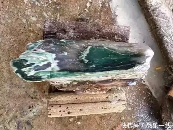 小伙挖到块绿“翡翠”,鉴定后却说不是,但结果却让人更淡定不了