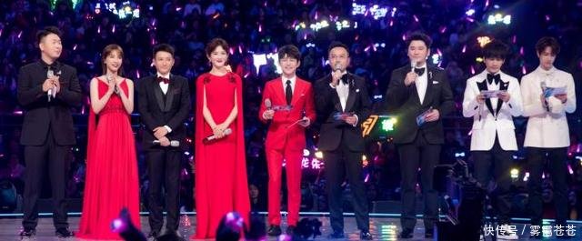 跨年晚会维嘉弯腰给谢娜提裙子,杜海涛瞟了一