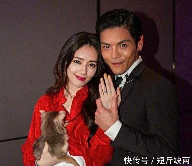 向佐求婚郭碧婷成功,从节目到奔现,这段爱情中