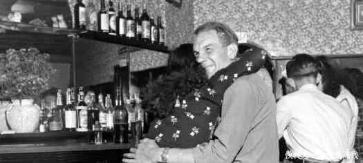30年代上海滩外国酒吧老照片,陪酒女郎专为外国人服务