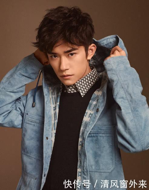 又被易烊千玺迷住了,连换五套服装拍写真,小小