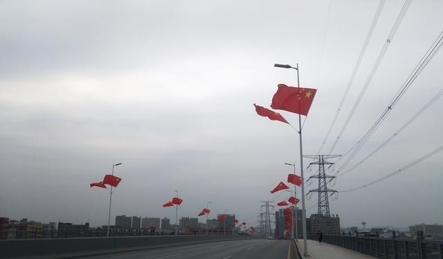 深圳通往东莞的一座大桥,为了迎接2019年的到