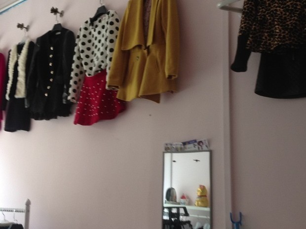 我有一家小服装店,大概18个平方左右,墙面是刷