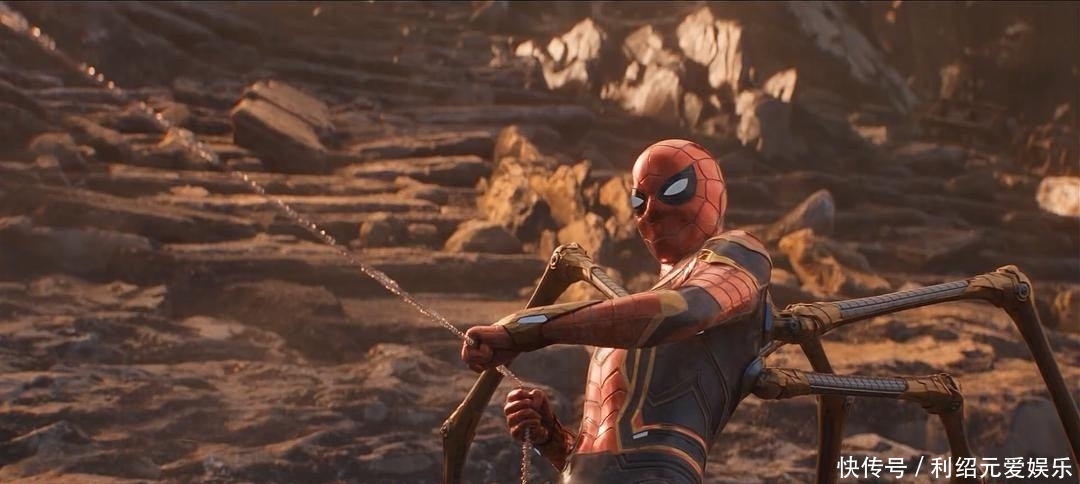 黑寡妇开领上衣秀身材,复联4见面会与雷神蚁人