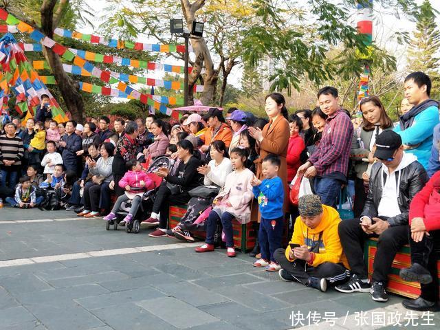 在万米高空，父亲对我说：“飞机翅膀下边下了厚厚的一层雪！”