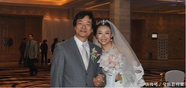 65岁濮存昕一家近照,结婚40年零绯闻,32岁女儿