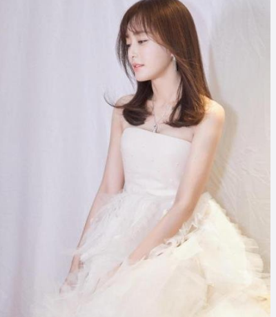 秦岚亮相湖南卫视跨年晚会,催泪演绎《雪落下