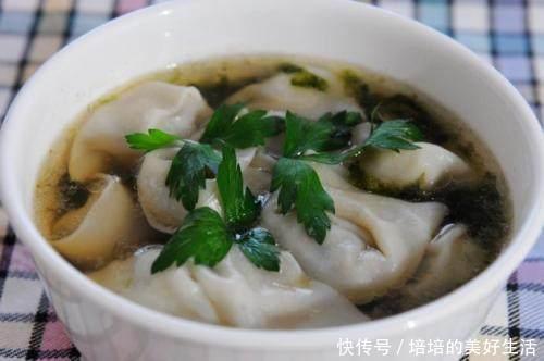 水果店夫妇施舍流浪汉一碗混沌,却来了三辆豪