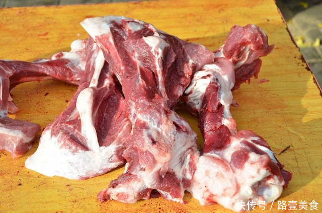 熬大骨汤想好喝,就要这样放水,网友:怪不得不好喝