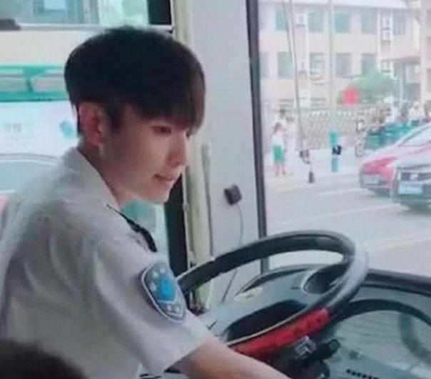继最帅公交司机,抖音又火最美女司机,网友:这