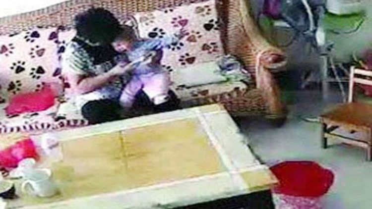 3岁宝宝还不会走路,妈妈觉得不对劲带去医院检