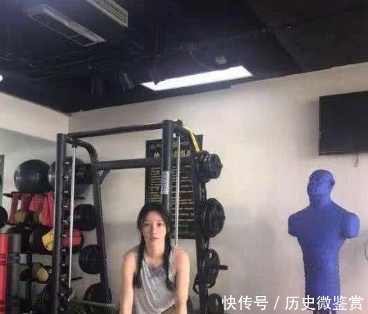 柳岩健身房健身, 却被网友发现小短粗腿, 和台上