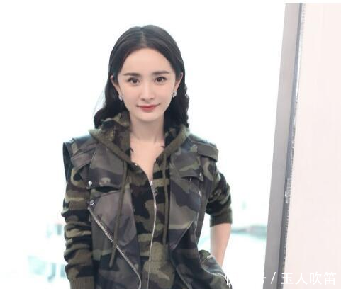 杨幂的手被老外抓着不放,杨幂机智应对被夸情