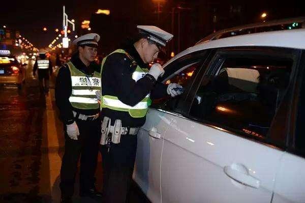 驾驶证和行驶证随手放车里有啥后果?交警:已经