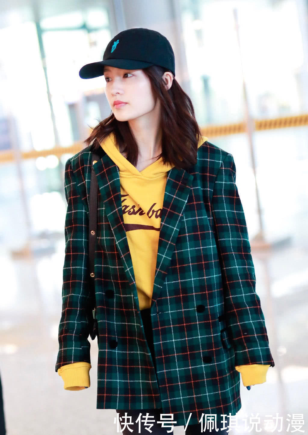李沁把格子西装配卫衣,休闲而又时尚,看到她的