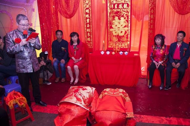 二婚嫁有钱老男人,新婚夜老公指着床单让我看,看到床单我捂住嘴