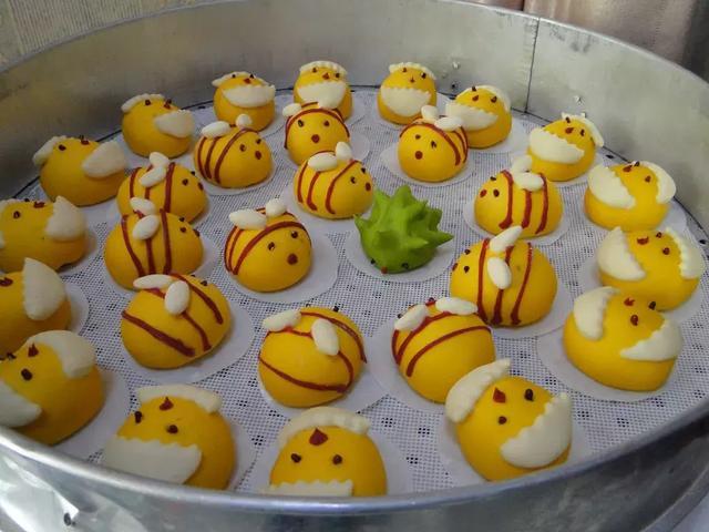 卡通包风靡夏邑街头,五颜六色的能不能吃?