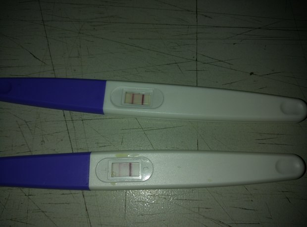 满意回答: 银吻 验孕棒显示一深一浅,这表示是弱阳性,呈现弱阳性也表示已经怀孕,只是因为时间不长才显示弱阳性,时间再长一些就能呈现阳性了。 1,未怀孕:只出现一条对照线,表示没有怀孕. 2,怀孕:出现二条线,即对照线和检测线都显色,且检测线明显清晰,表示已经怀孕;如对照线明显清晰而检测线显色很浅,表示可能怀孕,请隔2天用新的早服纸采集晨尿重新检测.