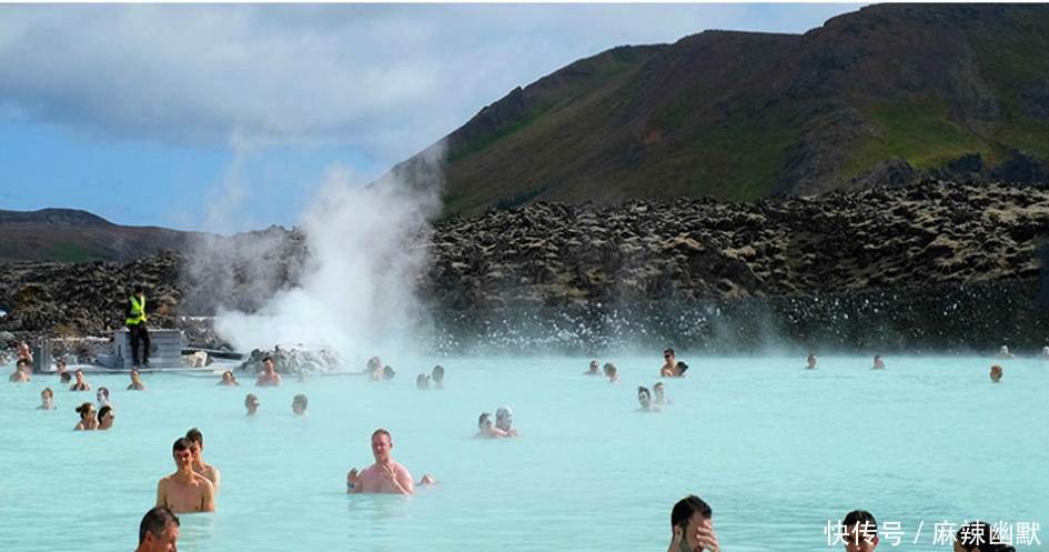 冰岛温泉，被众多美女占领，竟往脸上涂泥浆场面太费解!