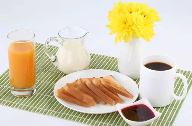 小孩这样喝牛奶方式有损健康,别怪我发晚了!