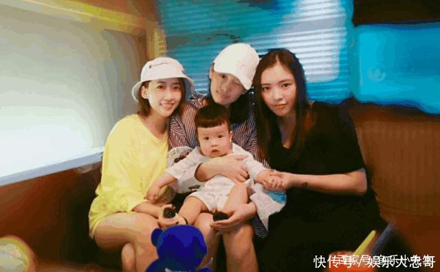 张馨予与朋友同框被偶遇,抱孩子有模有样,这个