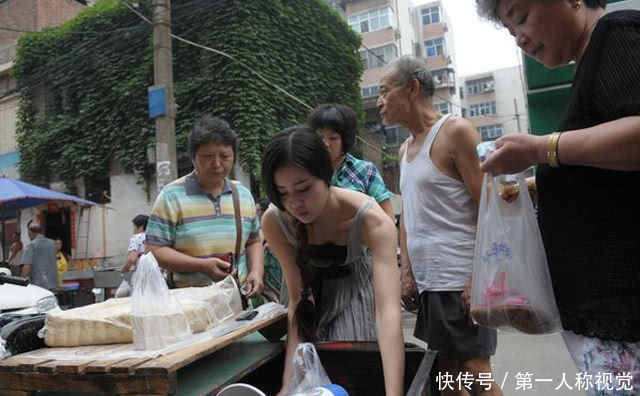 女子在街上卖豆腐，生意非常火爆，知道原因后大家都愤怒不已