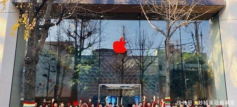 今天, 全球各地的苹果标识都变成了红色