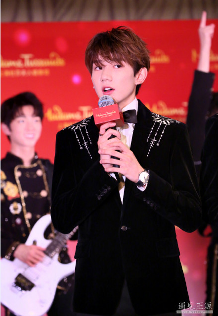 TFBOYS蜡像被吐槽：像的只有服装？他们现场表情成亮点！
