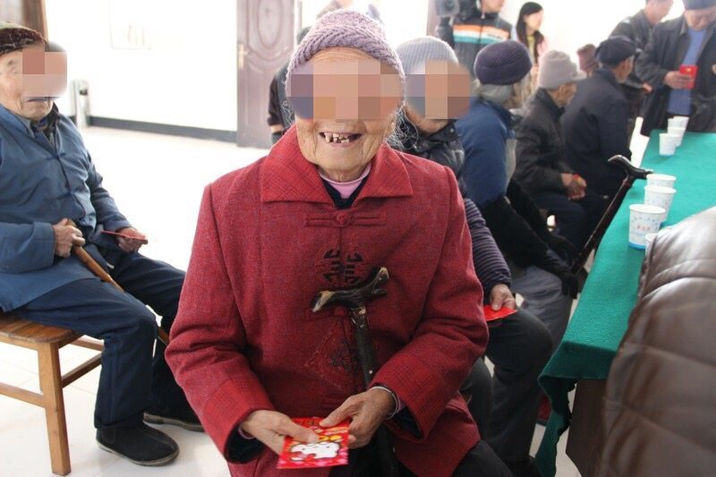 小伙带城里女友回村,临走公婆给一万红包,车站