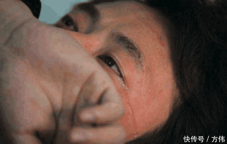 妻子去世,火化当天看到妻子衣服被动, 掀开白布丈夫连忙报警