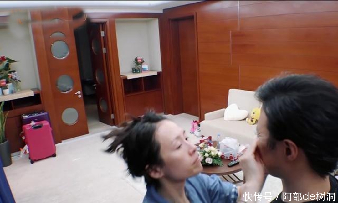 素颜下汪峰章子怡回归该有的年龄 汪峰眼睛成