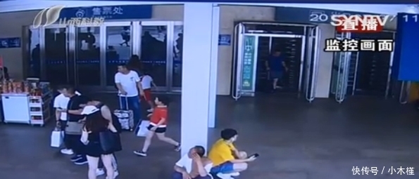 男友手伸进衣服里捏