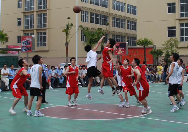 篮球比赛一方进球后,由哪一方开球?开球的位置