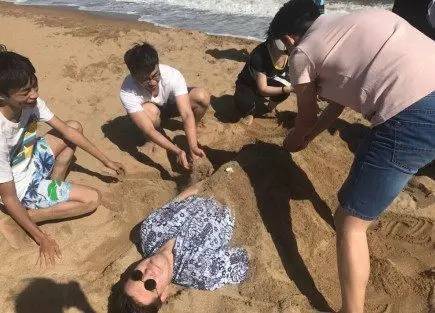 去海边为啥不要把身体埋进沙子里?导游:海水冲上来,你就明白了_图3 去海边为啥不要把身体埋进沙子里?导游:海水冲上来,你就明白了_图3