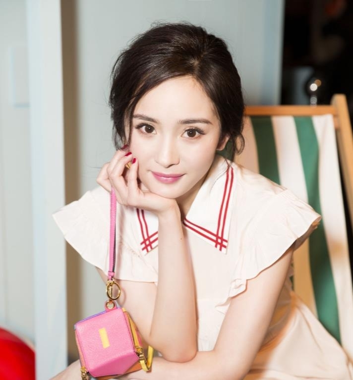 杨幂现身机场帽子遮面,手里紧握解压器亮了,粉