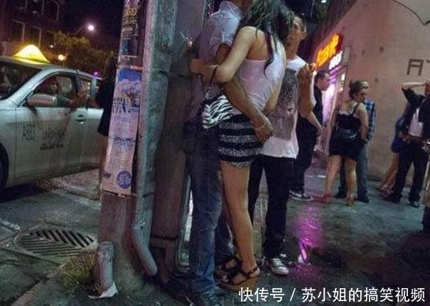 大学情侣散步回校，女友被四男子拖走，女友：只怪自己瞎了眼