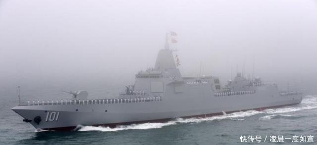 一个老兵,观看纪念海军成立70周年海上阅兵活