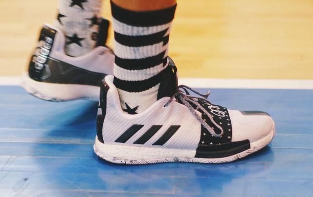 阿迪达斯的头牌,詹姆斯哈登第三代篮球鞋,球鞋