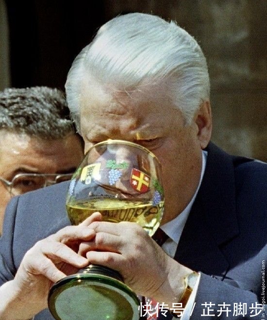 俄罗斯前总统访华,国宴上连吃带拿一样东西,媳