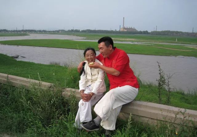 大妈与小32岁的小伙子结婚,婚后生活十分甜蜜