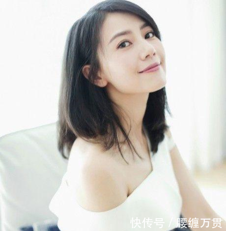 高圆圆晒短发照,绿色T恤搭配牛仔短裤回到17岁