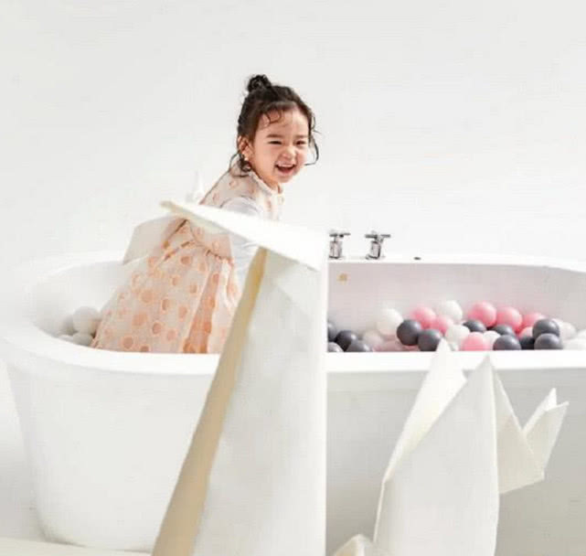 为父亲买单?董璇女儿拍童装捞金,容颜像高云翔