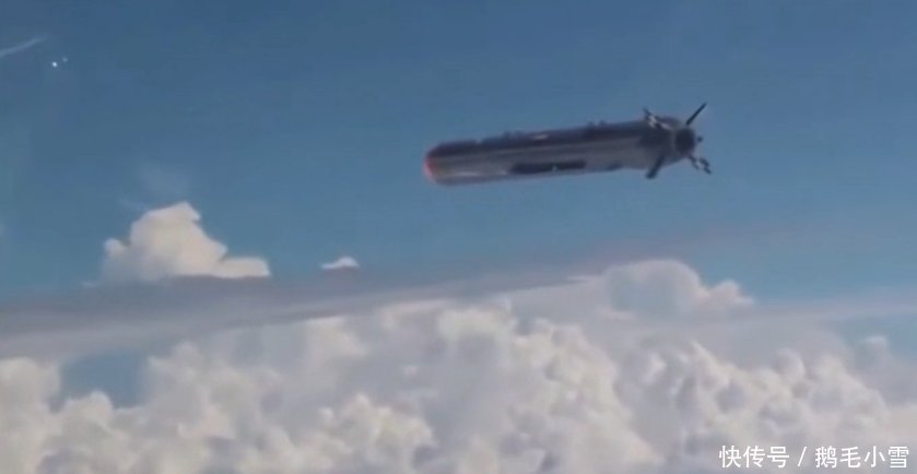 小伙坐飞机看到窗外不明物体,放大一看令人毛