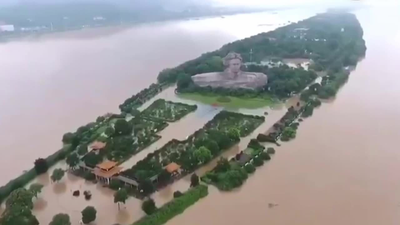 航拍橘子洲头被洪水穿洲,湘江沿岸树木被淹没