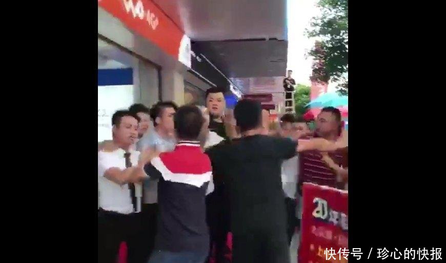 广州一手机店签名送手机, 两男子签名后被强迫