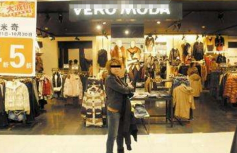 美女在试衣间换衣服,遭到店内人锁住出不来,第