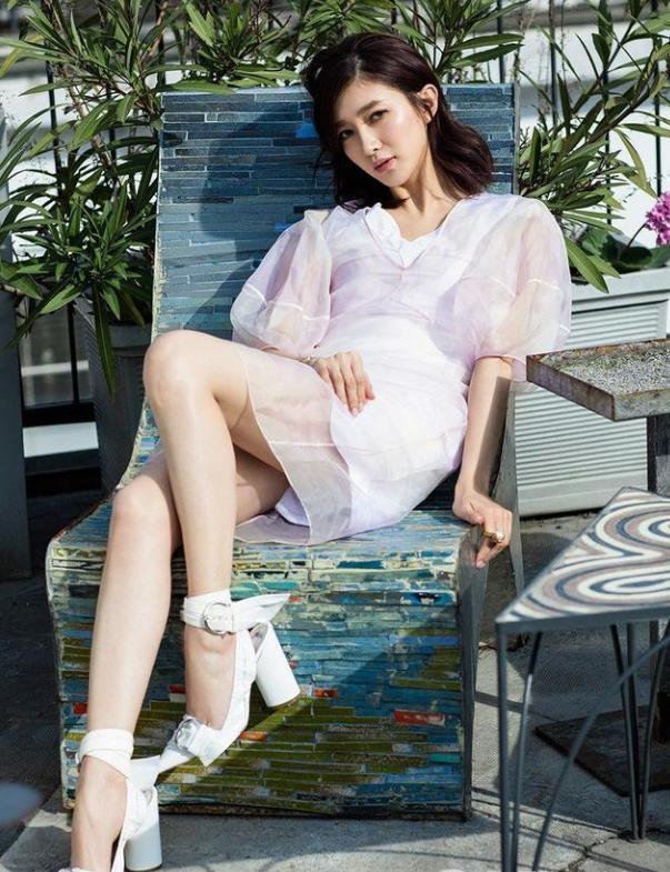 胡歌前女友,23岁赴英国留学,曾获赵薇力捧 - 邻