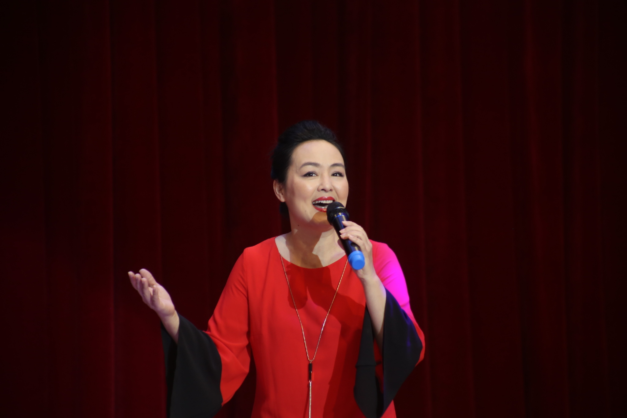 她是最会唱歌的央视女主持，李咏爆料她曾被高晓松和冯小刚爱慕